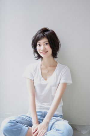 丸顔さんに似合う黒髪ショートのパーマヘア